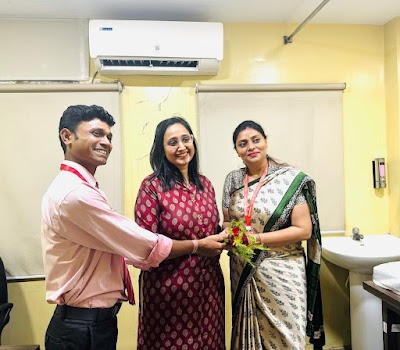 Dr. Kriti Agarwal Best Gynecologist in Phool Bagan, Beleghata Kolkata | Laparoscopic Surgeon | Fertility & IVF Doctor - Image 2