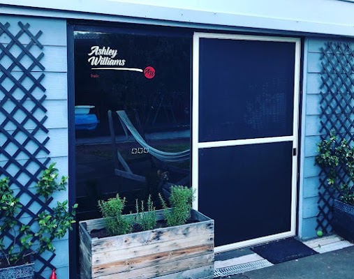 Ashley Williams Hair photo 3