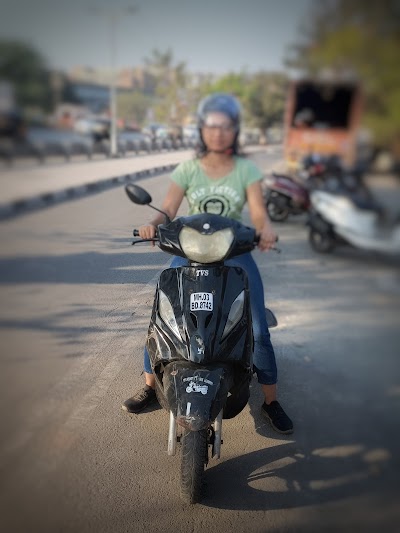 Ovi-Two Wheeler training in Mumbai-Two wheeler driving school in santacruz-Two Wheeler Training Academy in Santacruz