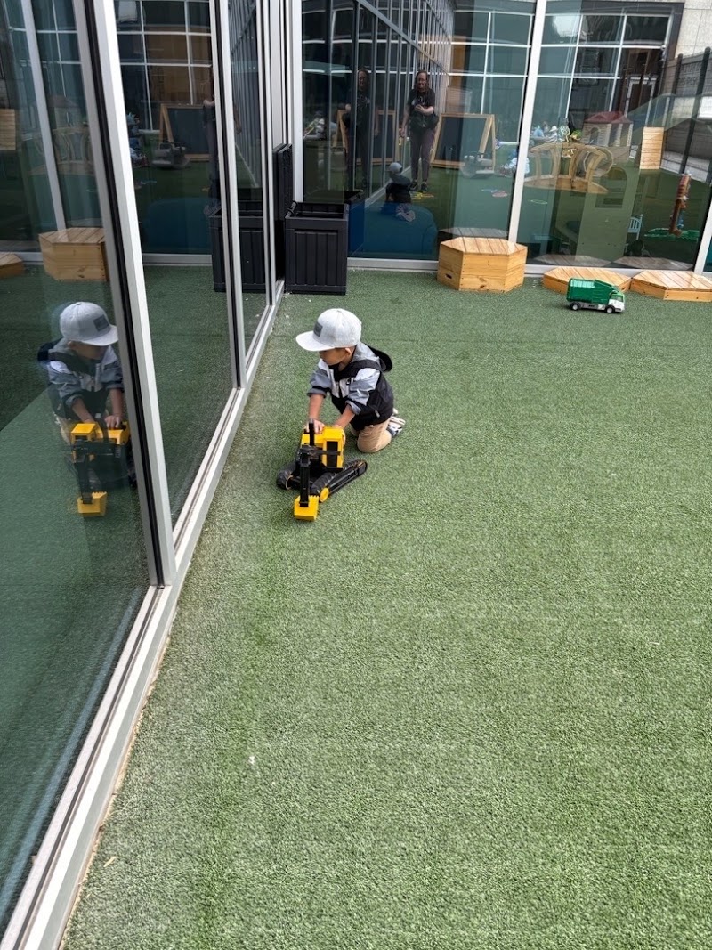 Les Petits Artistes Montessori Edmonton Centre Inc photo 3