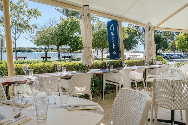 مطعم غوستو ريفر فرونت نوسا