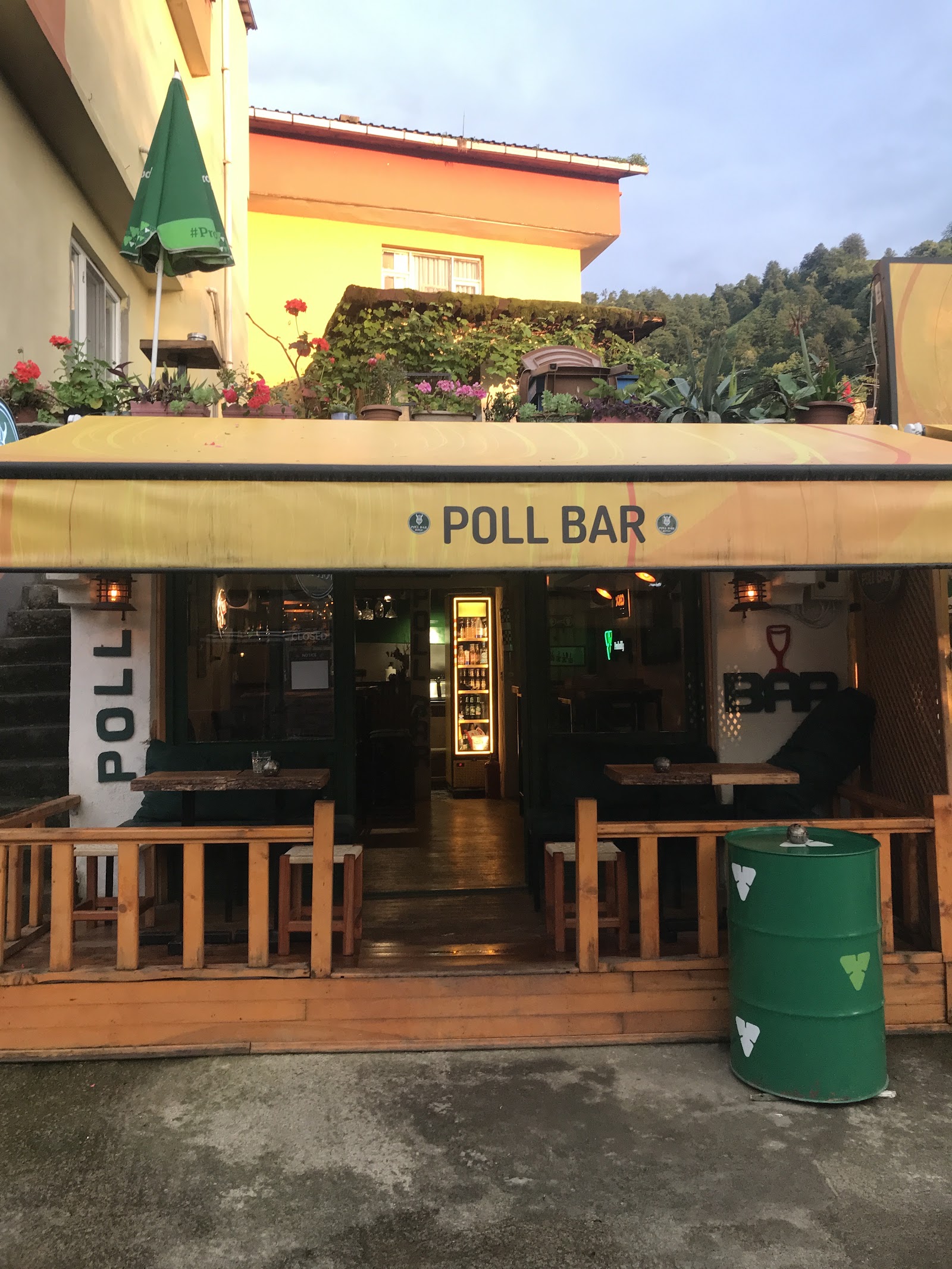 Poll Bar mekanı