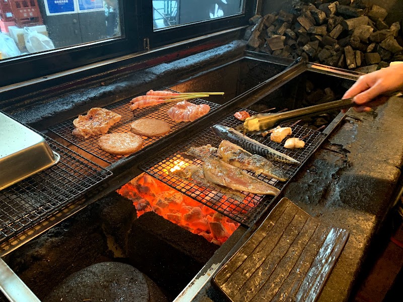 炭火焼干物食堂 越後屋 八十吉の店内