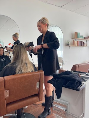 Wednesday The Salon photo 3