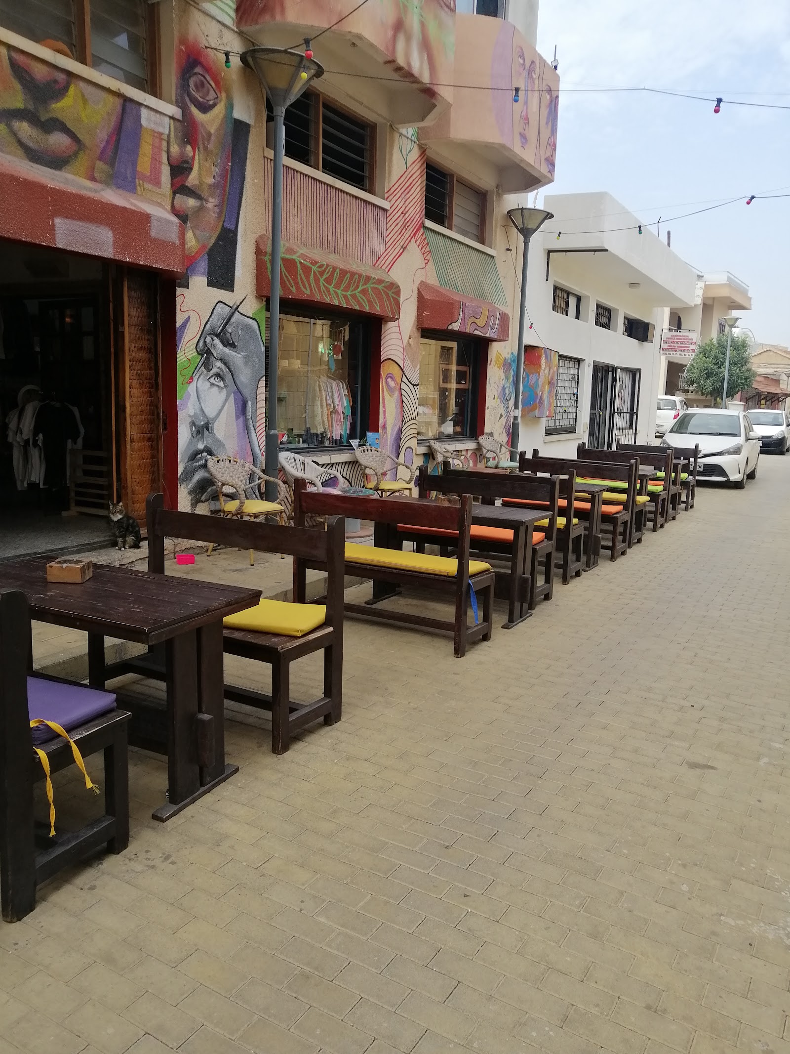 42 Cafe & Bar mekanı