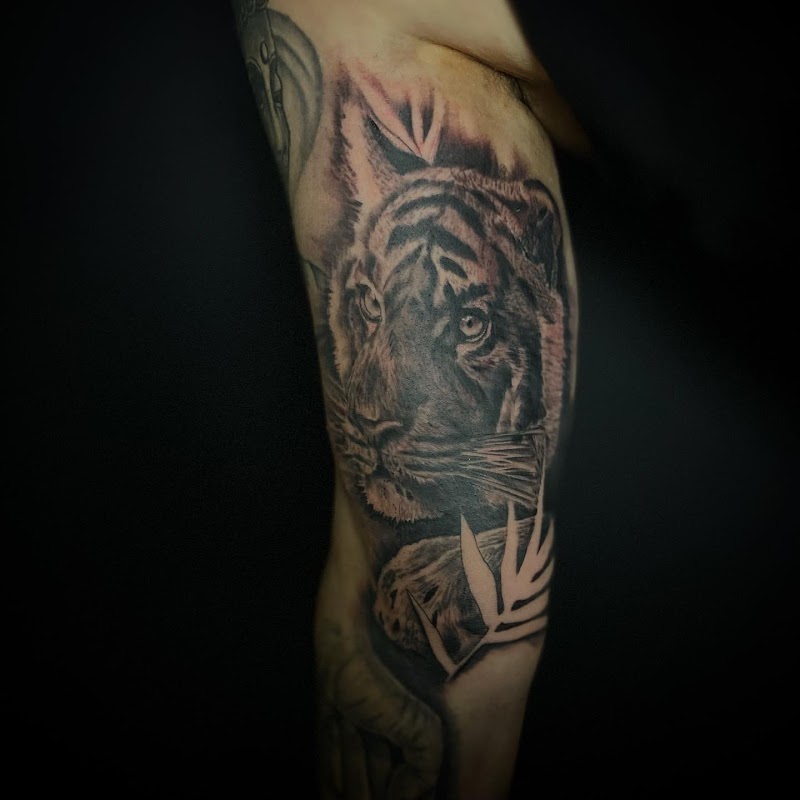 Kings & Queens tattoo, piercing, barber