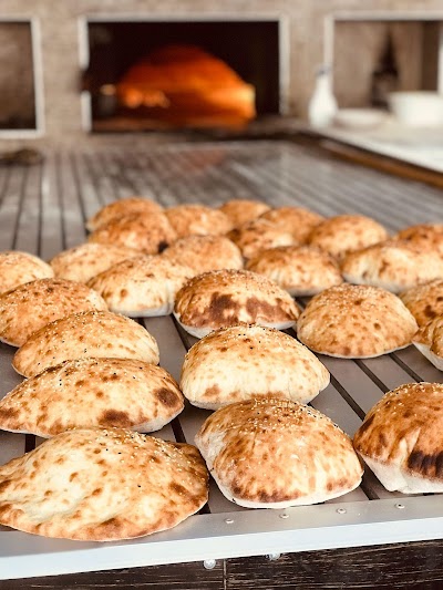 Mezitli umut pisirim yemek sepetinde lahmacun etli pide kusbasili pide kasarli pide - Restoran