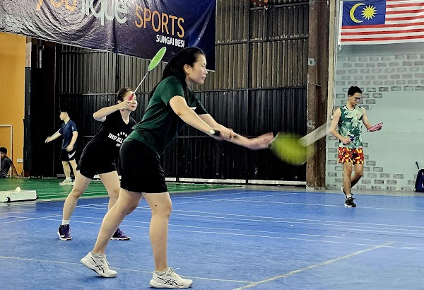 Younique Sports Centre Sungai Besi (Badminton - Photo 1