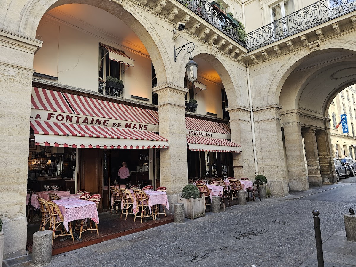 La Fontaine de Mars, vue extérieure