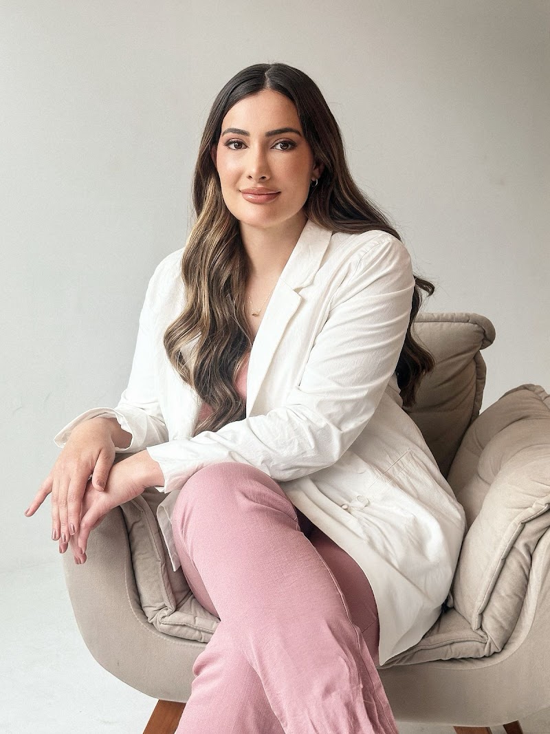 Dra. Amanda Guimarães - Botox | Preenchimento Labial | Lipo de Papada em Nova Friburgo - foto 2