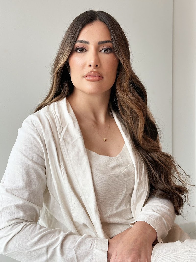 Dra. Amanda Guimarães - Botox | Preenchimento Labial | Lipo de Papada em Nova Friburgo