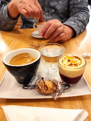 Photo Le bouche à oreille