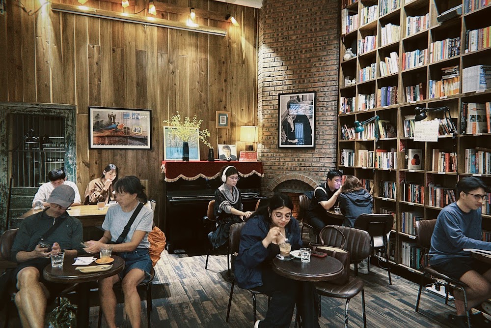 Tranquil Books & Coffee - 5 Nguyễn Quang Bích fotoğraf 1
