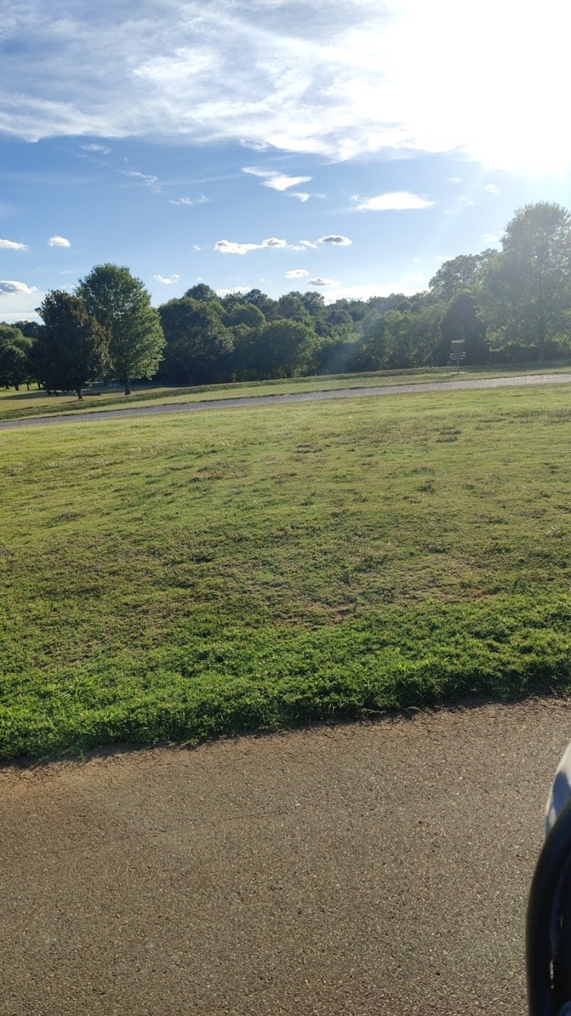 Alexander park disc golf hole 1 photo 1