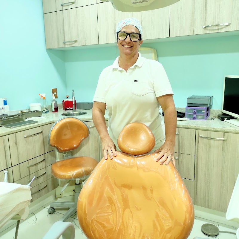 Dra Adriana Guimarães- Dentista- Centro Niterói- Implantes Dentários- Ortodontia- Cirurgia - foto 2