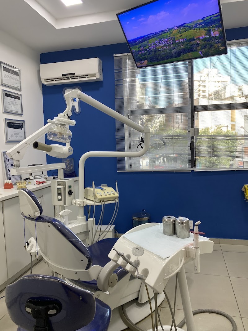 DENTISTA NITERÓI - Dr. Wanderson Lugão Clínica CEIO - centro especializado em implantes e ortodontia - foto 3
