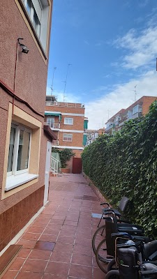 Residencia Residencia de personas mayores Años Dorados III — C. de Agustín Calvo, Hortaleza, 28043 Madrid, España