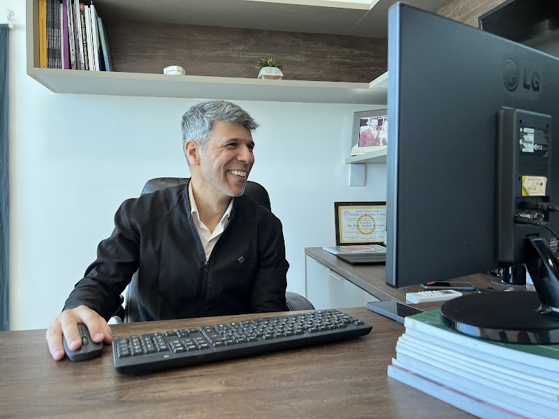 Dr. Ian Patrocinio | Implantes dentários em Macaé | Clínica odontológica | Prótese dentária em Macaé