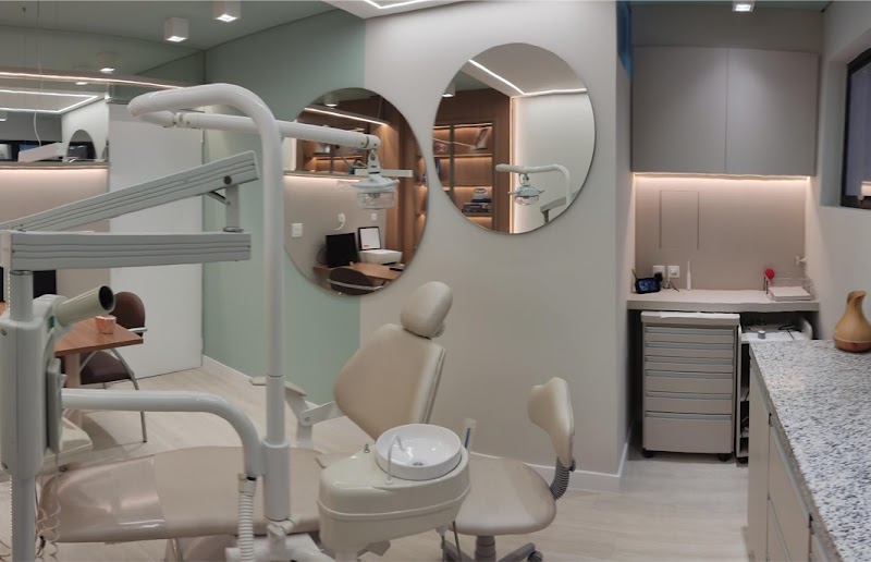 Dr(a) Nicole C. Baumeier - Cirurgiã Dentista