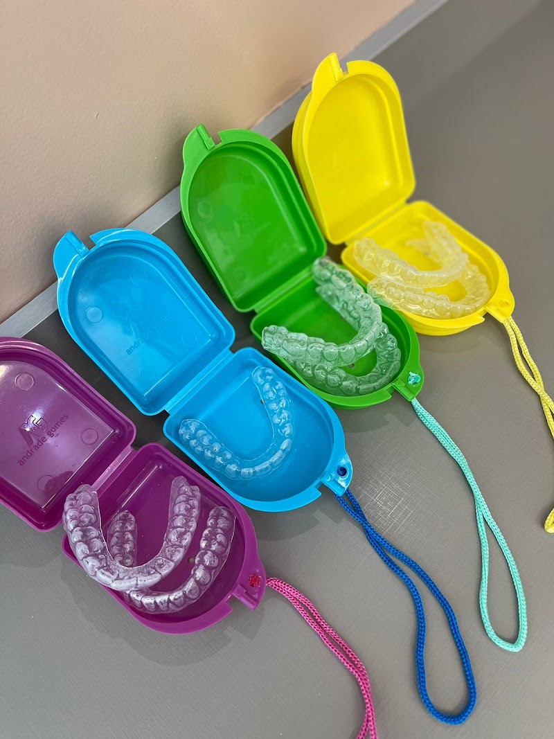 Dra. Thais Schiavon & Dra. Amália Carapiá - Odontologia Humanizada, Especializada e Integrada - foto 2