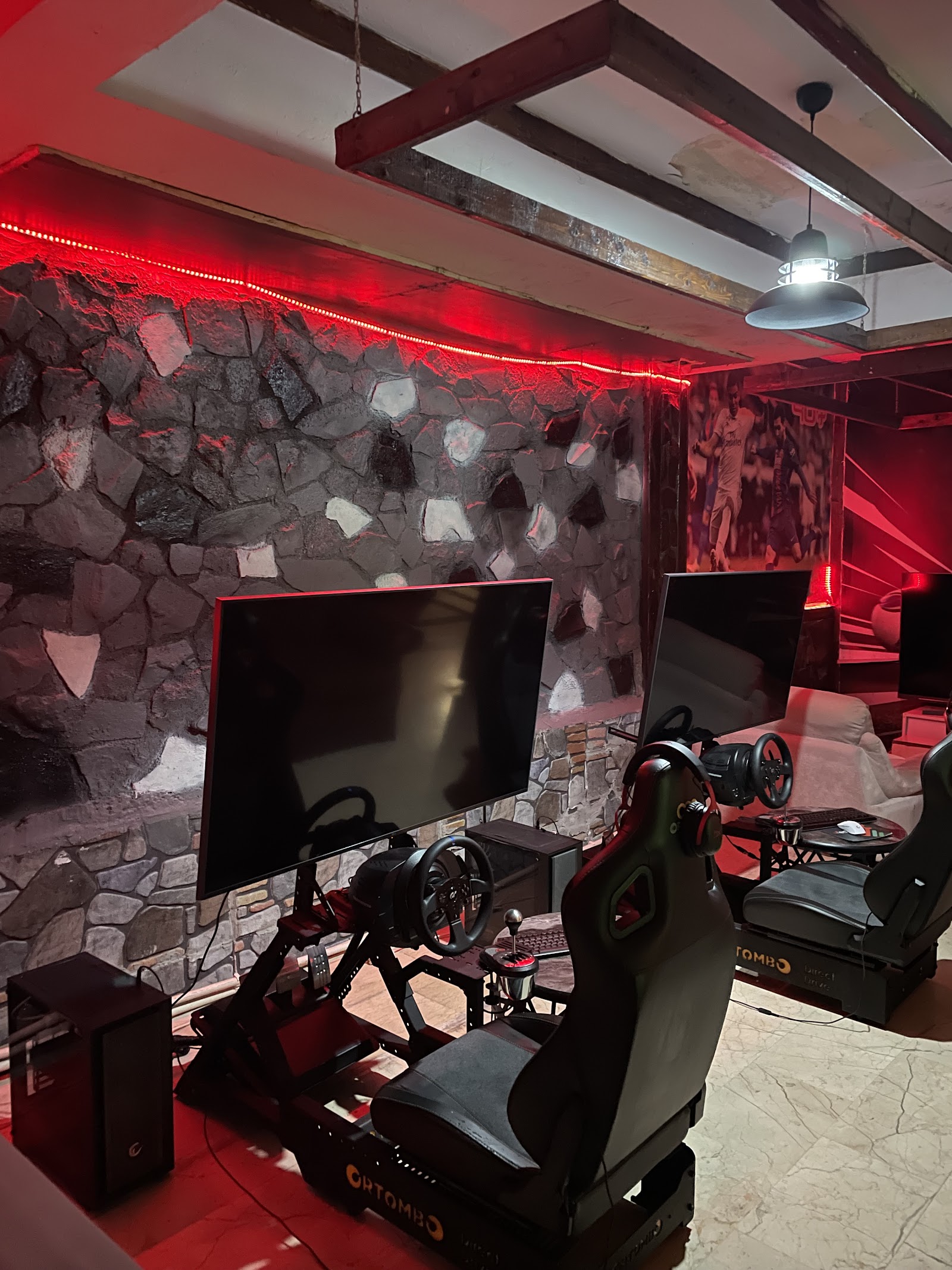 Cave Playstation Cafe mekanı