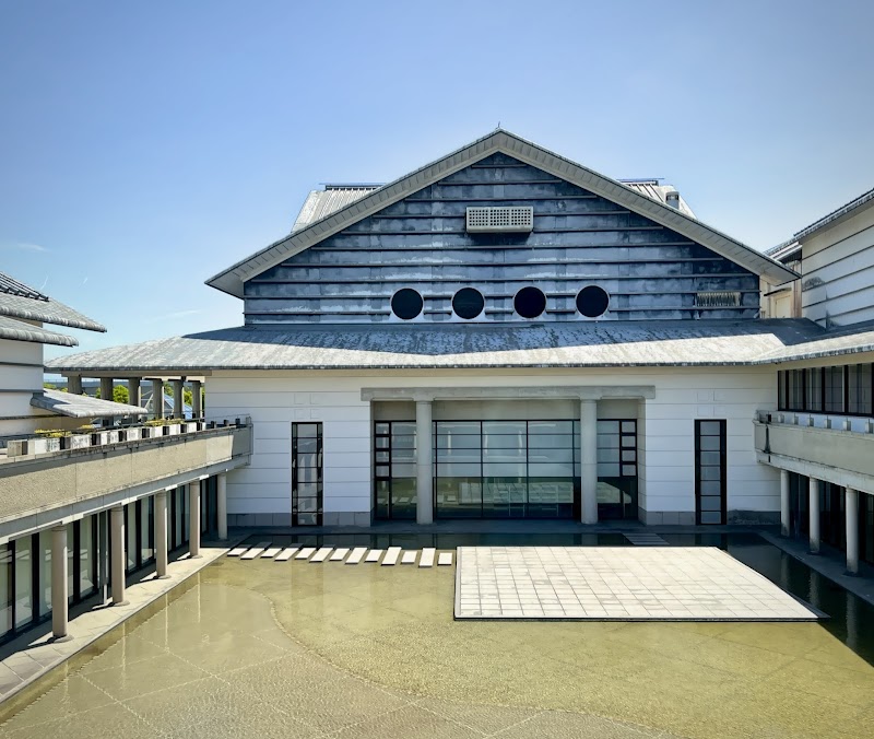 高知県立美術館の外観