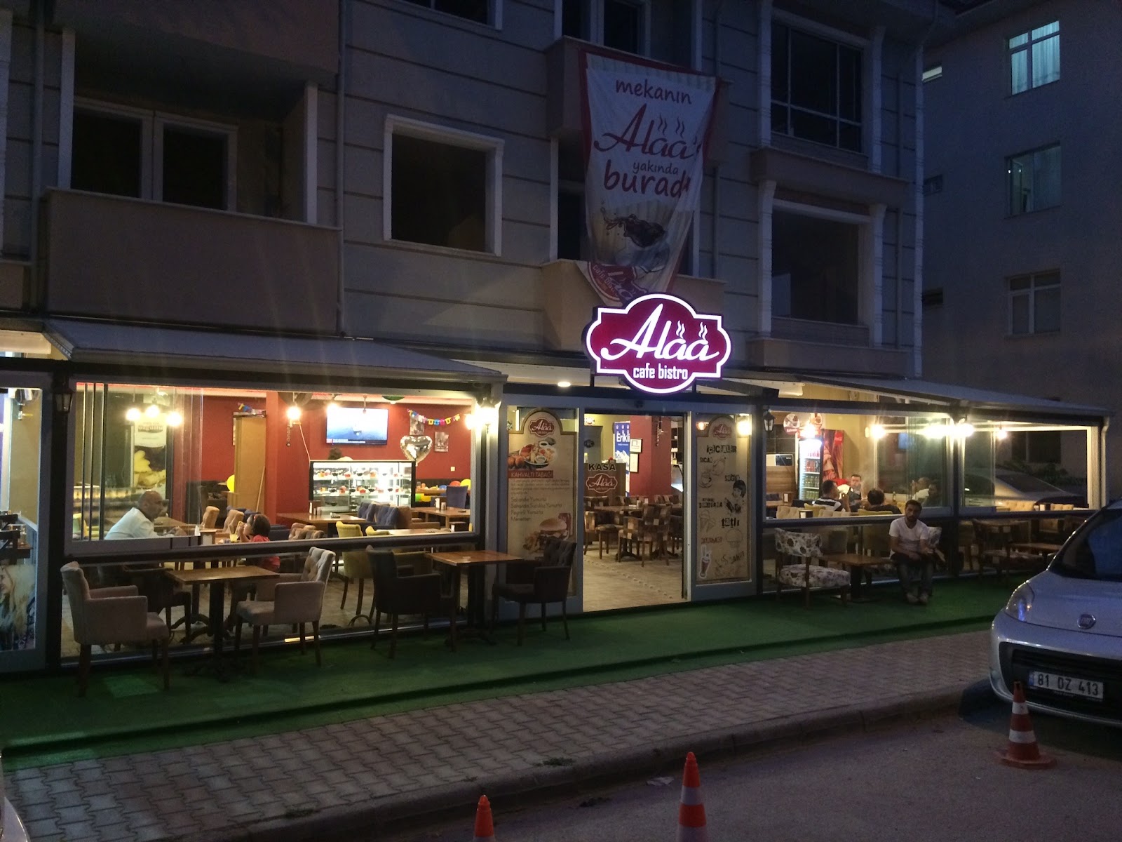 Alaa Cafe Bistro mekanı