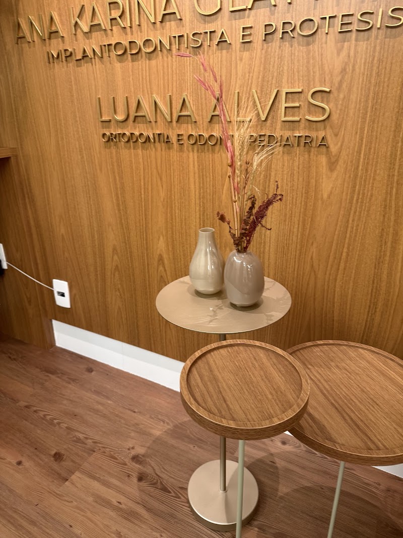 Dra. Ana Karina Glatthardt | Dentista no Leblon-RJ | Implantodontia, Prótese e Cirurgias Gengivais - foto 2