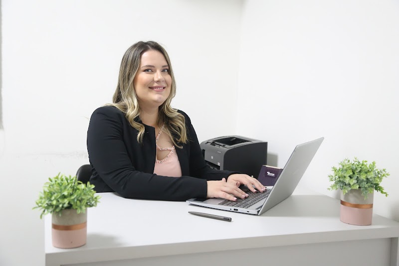 Dra. Vanessa Tonetto - Dentista | Implante Dentário | Alinhadores Invisalign | Lente de Contato Dental | Ribeirão Preto - foto 2