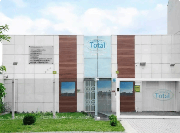 Odonto Total Curitiba - Somos Especialistas em Implante Dentário, Ortodontia, Próteses e Estética dental.