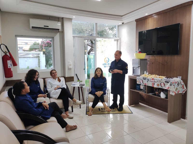 Odonto Total Curitiba - Somos Especialistas em Implante Dentário, Ortodontia, Próteses e Estética dental. - foto 4