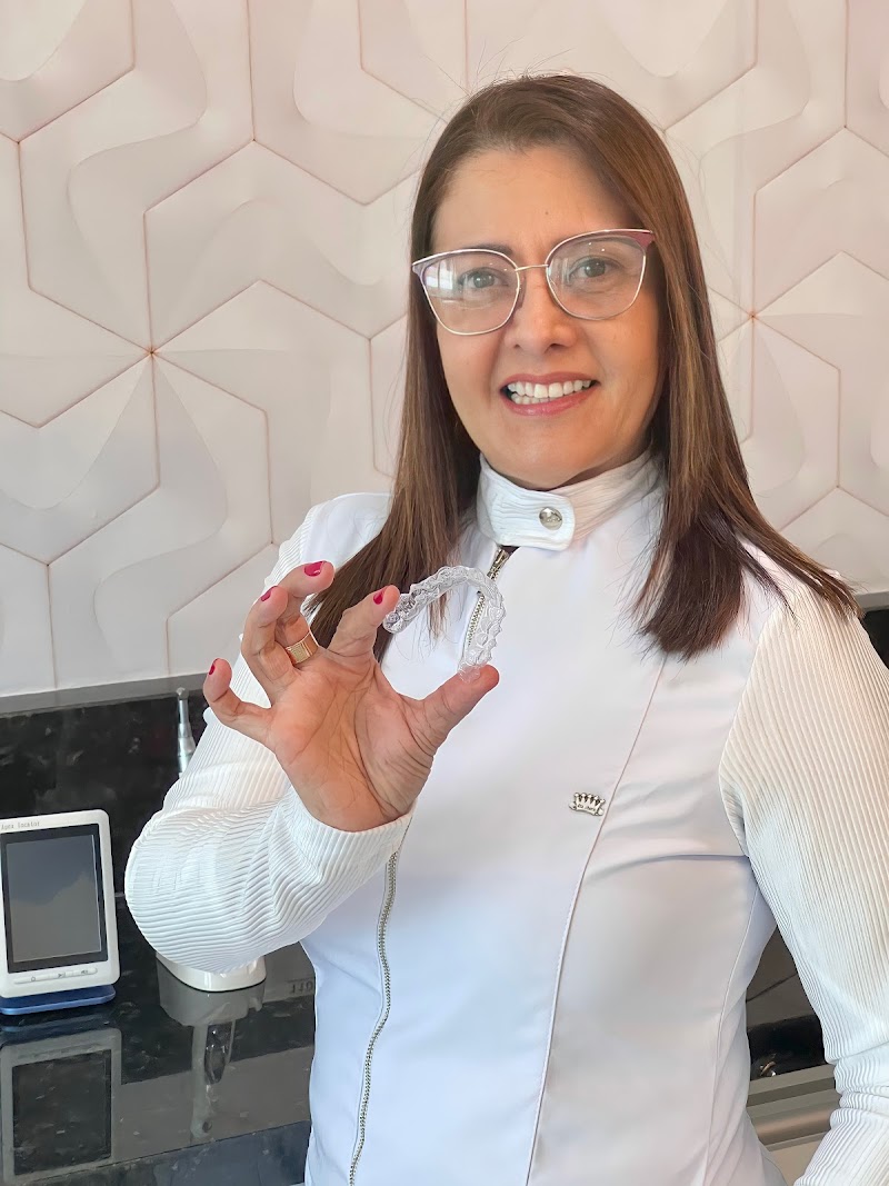 Dra. Vanuza Cunha, Dentista Especialista, Invisalign Doctor, Implante, Lentes de Contato Dental - foto 4