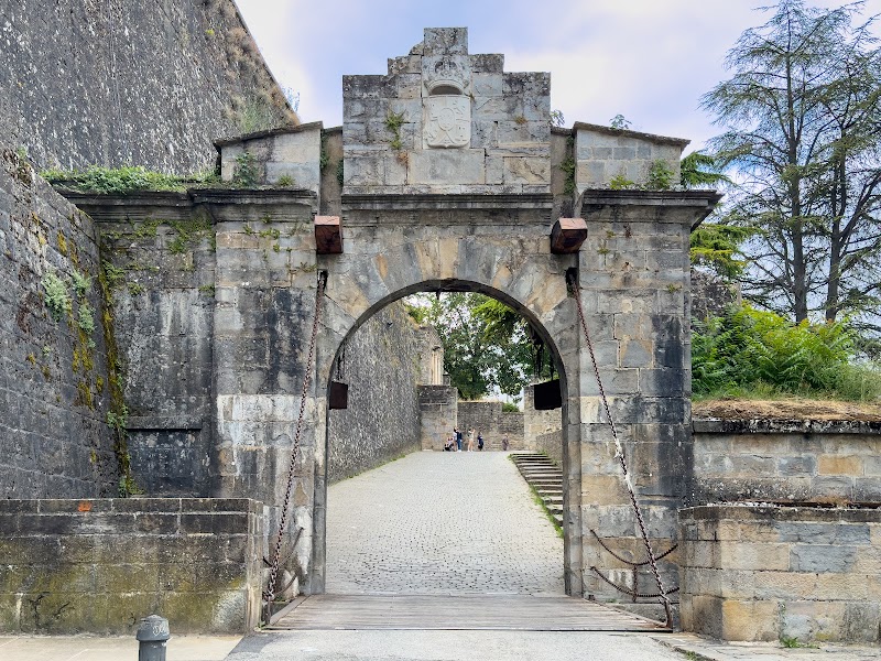 Portal de Francia o de Zumalacárregui
