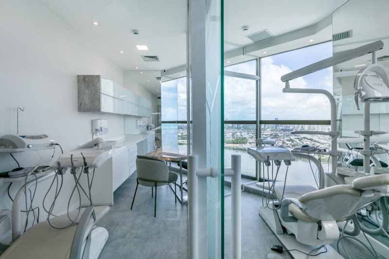 Dra. Viviane Teixeira | Implantes e Próteses - foto 2