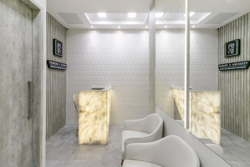 Dra. Viviane Teixeira | Implantes e Próteses - foto 3