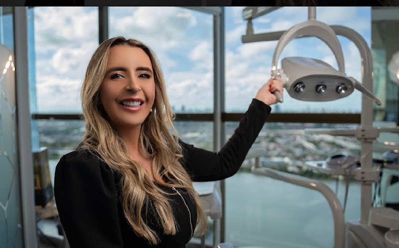 Dra. Viviane Teixeira | Implantes e Próteses