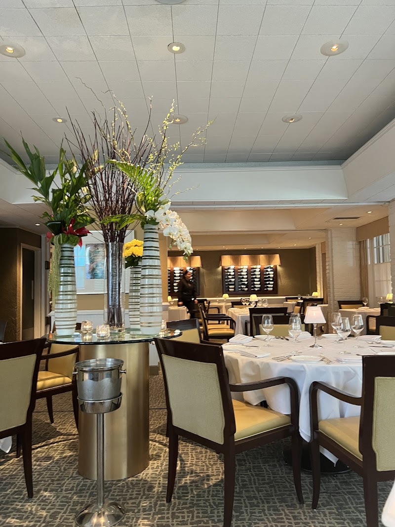 Extensive wine list with over 500 options
