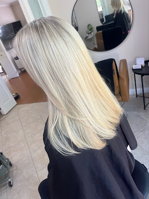 Beige Blonde Hair Studio photo 2