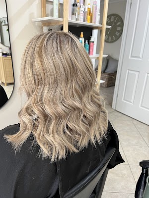 Beige Blonde Hair Studio photo 3