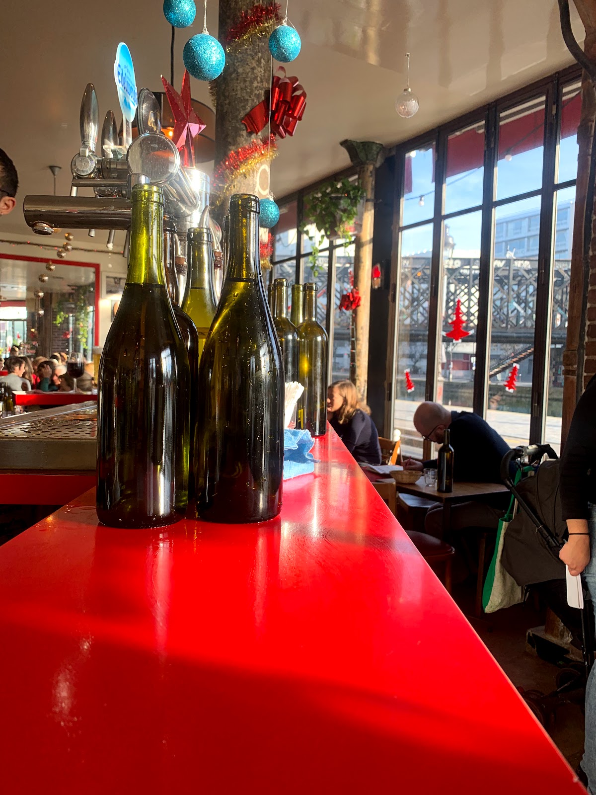 Les Bancs Publics, vue extérieure