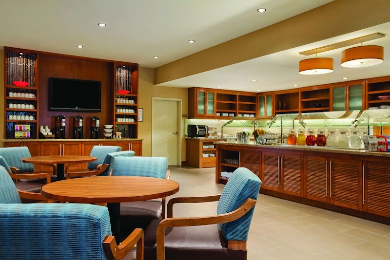Cocktail bar and café for casual dining and drinks