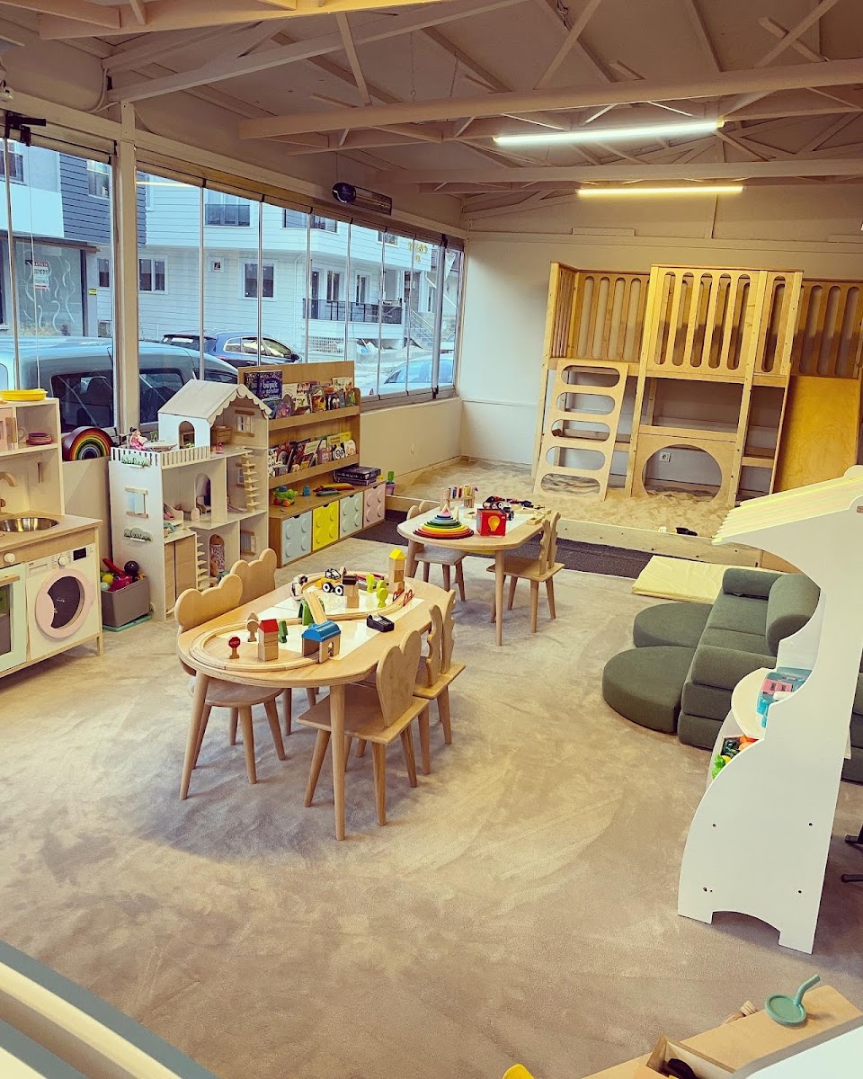 Bee kids cafe