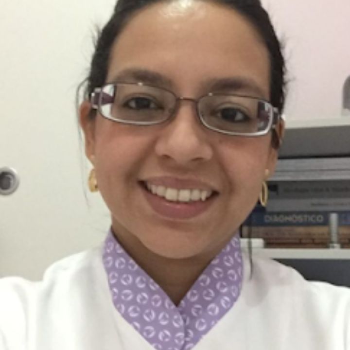 Dra. Carolina Garcês - Dentista Especializada em Implantes em Botafogo