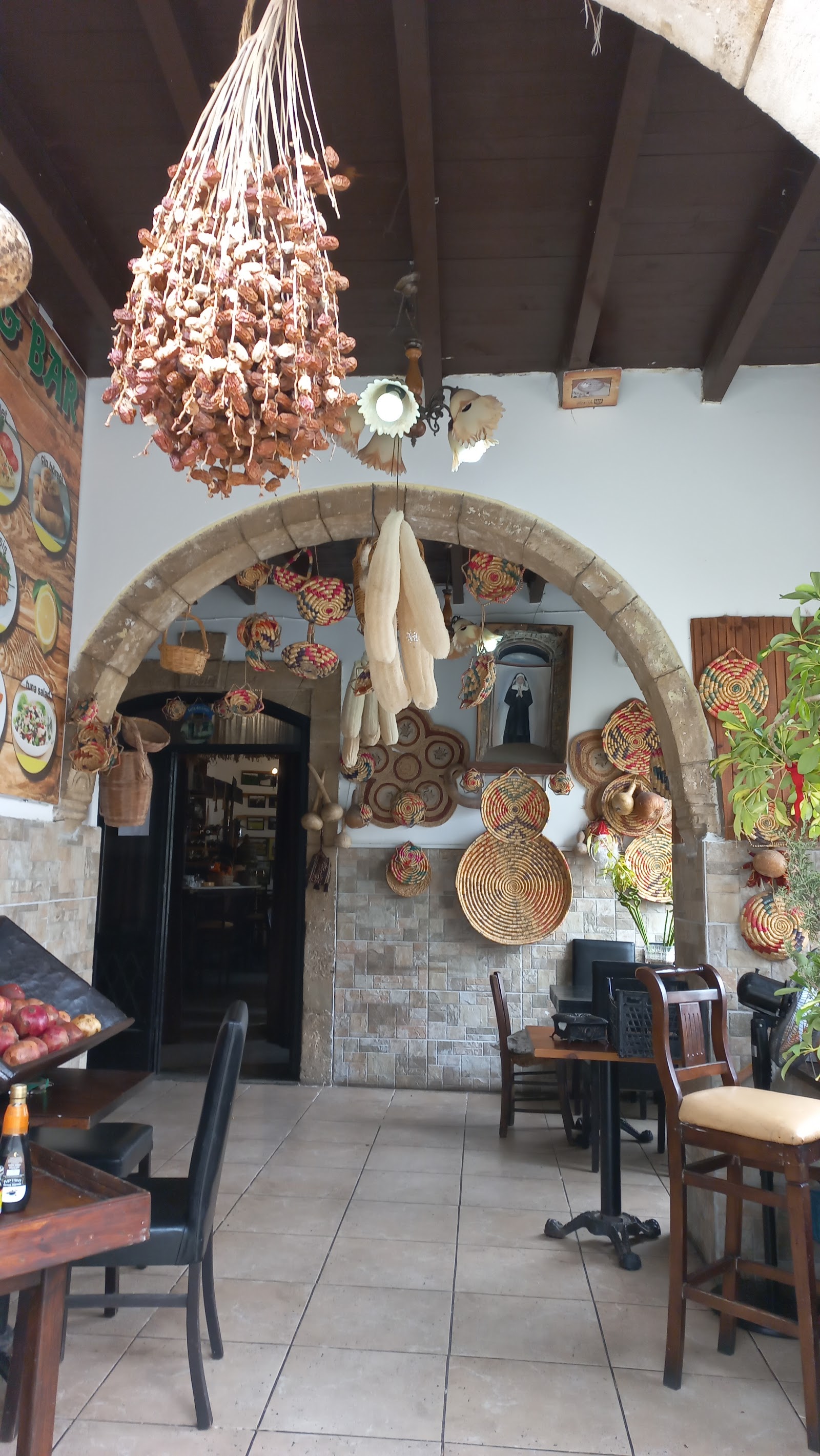 Bellapais Sports Bar mekanı