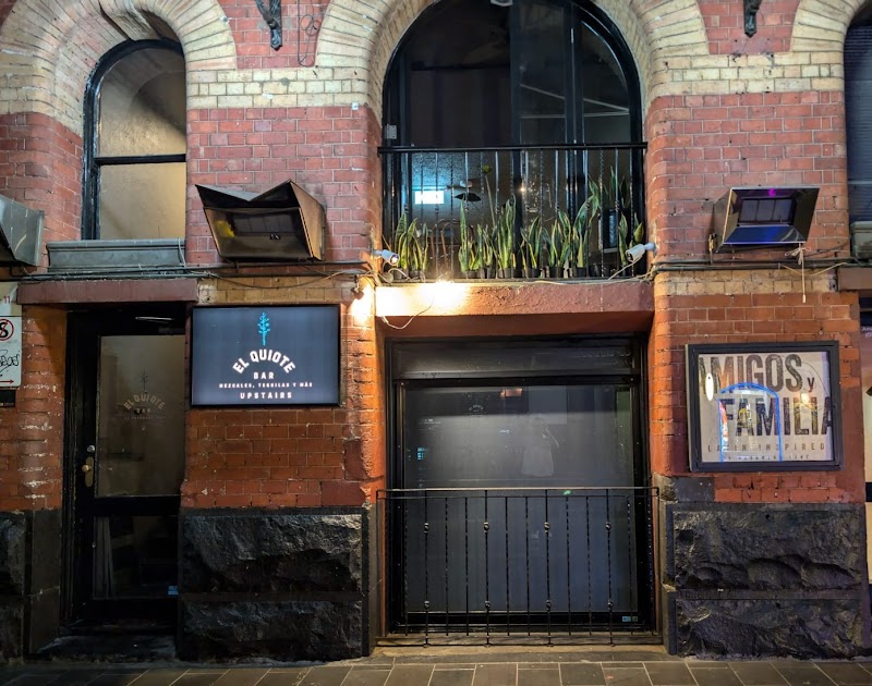 Amigos y Familia Hardware Lane