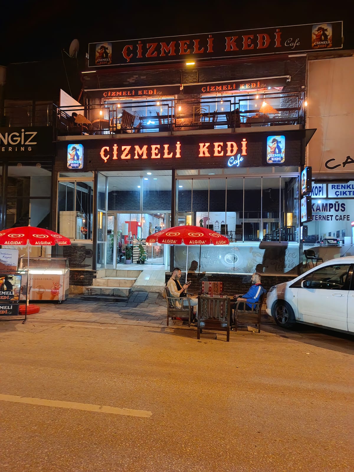 Çizmeli Kedi Kafe & Okey Salonu mekanı