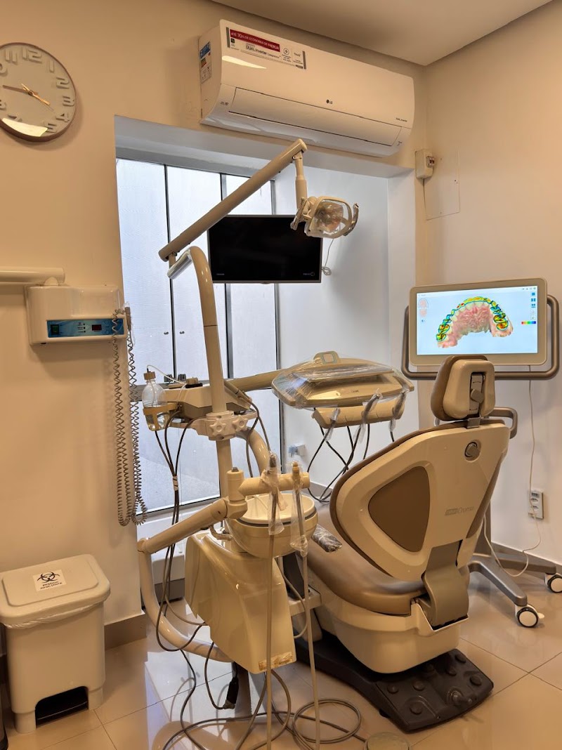 Odontologia Especializada Dr. Flávio Cunha e Dra. Letícia Feix Cunha | Dentista Menino Deus | Implante Dentário | Invisalign - foto 3