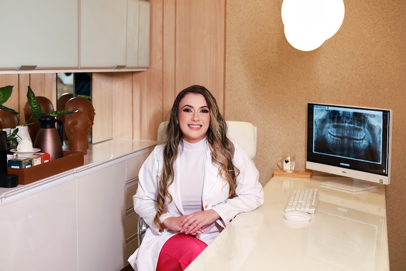 Dra. Vitória Furtado, Cirurgiã- Dentista
