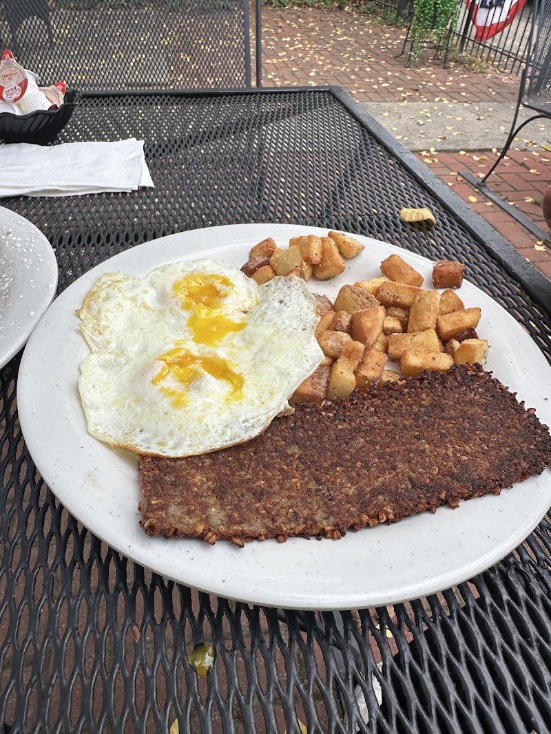 Ari & Mia's Small Town Cafe photo 3