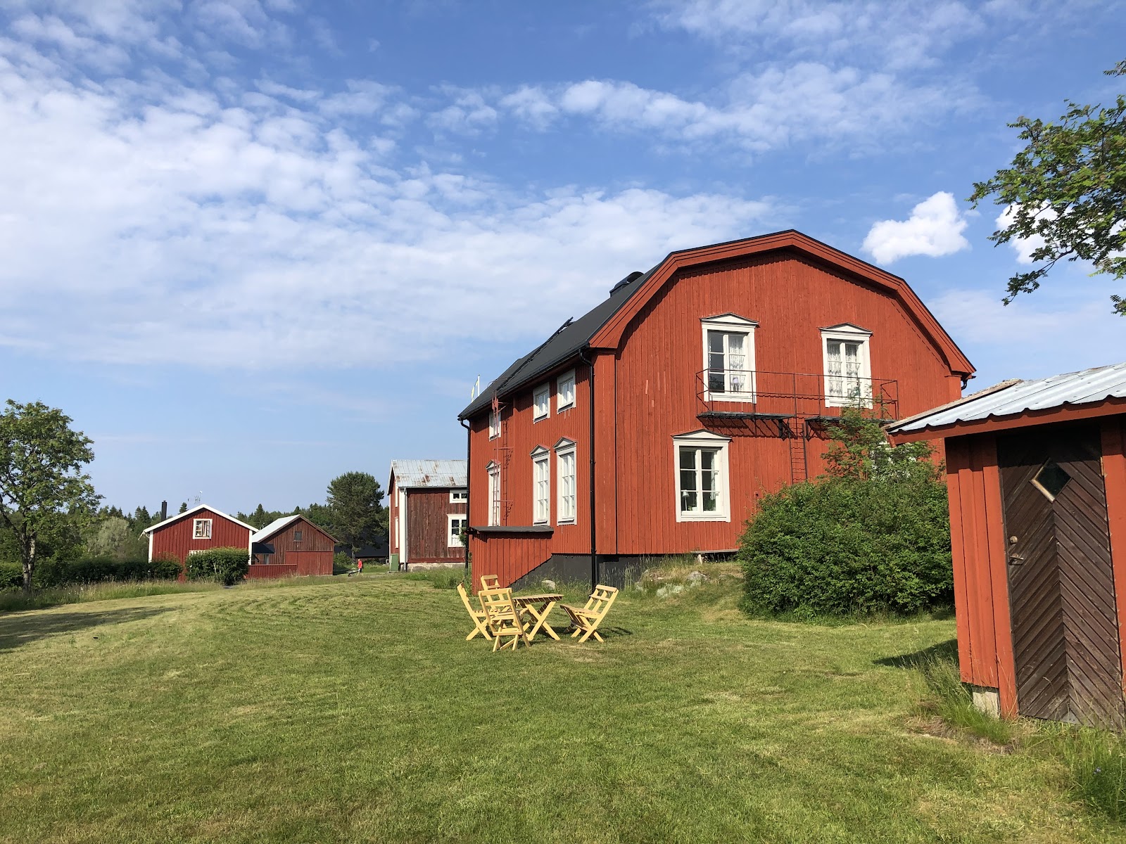 Prästgården Holmön – vandrarhemmet i hjärtat av byn